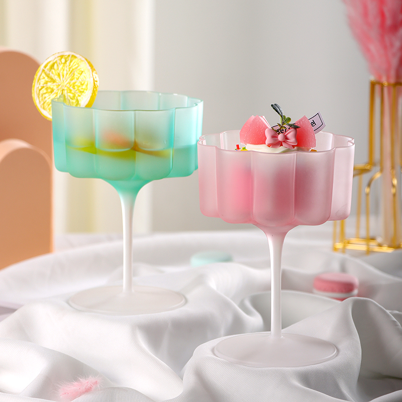 Home Bar Set - Bunte Milchglas-Cocktailbecher, maskierter Süßigkeitenbecher, Zuhause, Blütenblatt,